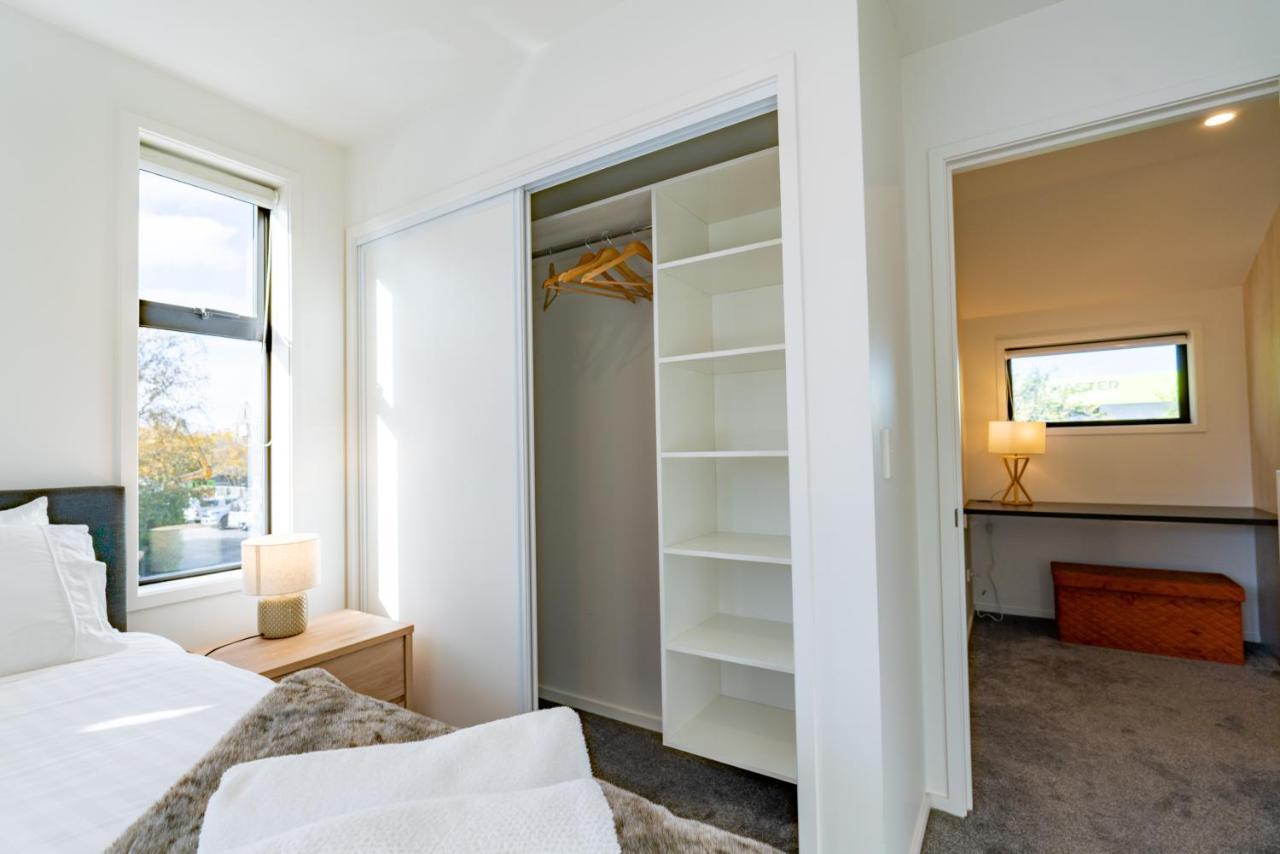 King Bed On Hagley Park Corner In The Cbd Apartment Christchurch Exterior photo